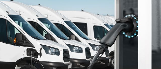 Elektro Nutzfahrzeuge in einer Reihe am laden