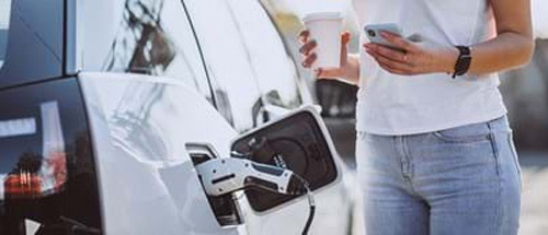 Wie Sie Ihre Elektroauto-Batterie trotz Stillstand fit halten
