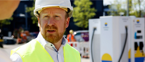 Mann neben Ladesäule von Vattenfall