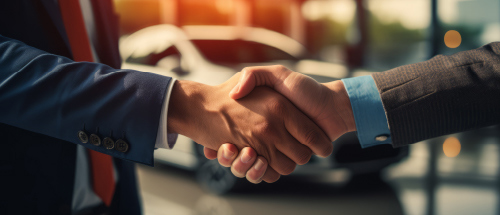 Händedruck vor E-Auto